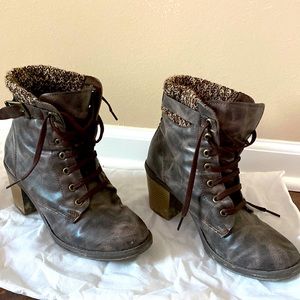 High-heeled synthetic leather boots, brand MODA is Mexican.